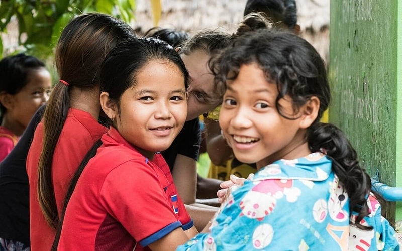 Volunteer with Children in Cambodia