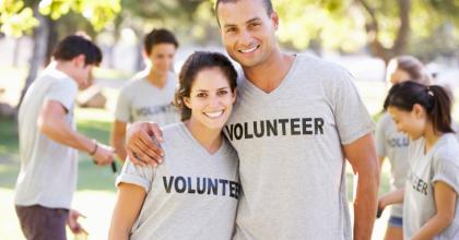 couple volunteering